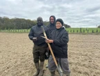« On veut se rendre utile » : des migrants sans papiers cultivent bénévolement des légumes pour les démunis