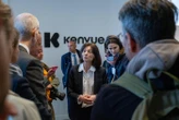 Choose France : le groupe américain Kenvue investit 39 millions d’euros supplémentaires dans son site de l’Eure pour produire des gommes à la nicotine