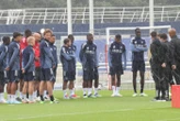 « Pas vraiment un temps de juillet mais… » : pluie battante et bonne humeur pour la reprise du Paris FC