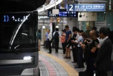 Un homme armé agresse un autre sur le quai du métro à Tokyo et le poursuit dans une rame