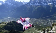 Un homme s’écrase et se tue dans un accident de wingsuit après s’être élancé à plus de 2000 m d’altitude dans les Alpes suisses