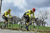 Vuelta 2025 : Axel Zingle soigné en direct après une grosse chute, Vingegaard au tapis