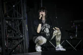 Paris : t-shirts, casquettes… Billie Eilish enflamme les Galeries Lafayette avec sa collection streetwear