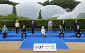 G7 : la photo de famille très Covid des dirigeants autour de la reine Elizabeth II