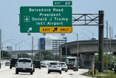 Ne l’appelez plus Palm Beach Airport, mais l’aéroport Donald Trump : en Floride, le président des États-Unis comme chez lui