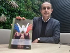 Avec son guide, cet élu des Yvelines fait « découvrir la République française » aux citoyens de demain