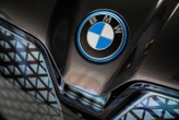 « Le toit de ma BMW a explosé tout seul » : une automobiliste s’en prend au constructeur après un incident