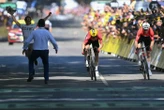 Tour de France : un manifestant entre sur la route à l’arrivée, le responsable des arrivées le plaque