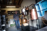 Après la bière et le gin, c’est le whisky qui fait chauffer l’alambic de cet Anglais installé en Pyrénées-Orientales