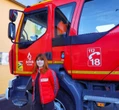 Pionnière, Pauline est la première femme mécanicienne chez les pompiers