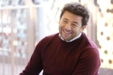 « Jamais personne n’est venu se plaindre » : le témoignage de la maquilleuse de Patrick Bruel dans « Sept à Huit » vivement critiqué