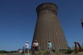 Le réfrigérant, point culminant de Caen et vestige industriel, s’effrite : faut-il le détruire ou le restaurer ?