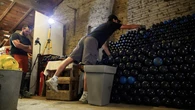 VIDÉO. Les ferrailleurs du « proto », Baptiste et Raphaël, ramassent et revendent les bonbonnes de gaz hilarant