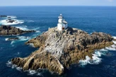 Tévennec, le « phare de l’enfer », près de l’île de Sein, a-t-il abrité le tournage de la future série Harry Potter ?