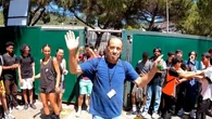 VIDÉO. Des centaines d’élèves se rassemblent pour rendre hommage à leur prof d’EPS