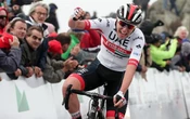 Liège-Bastogne-Liège : Tadej Pogacar s’impose d’un souffle au sprint devant Julian Alaphilippe