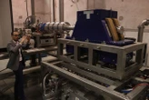 « 30 ans de vie en quelques heures » : à Bayeux, une entreprise simule des vents solaires pour tester les satellites