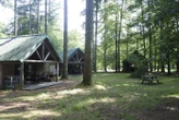 Eure-et-Loir : Huttopia propose des séjours à l’ambiance canadienne dans ses chalets à la lisière de la forêt de Senonches