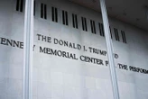 Le Kennedy Center retire le nom de Trump de son site Internet, le président américain en appelle au Congrès