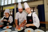 « Je comprends que c’est mon avenir » : au Havre, une brigade de réfugiés de Marioupol apprend la cuisine française et propose deux repas par semaine