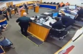 Un détenu crache sur un juge et tente de se jeter sur lui dans une salle d’audience en Floride