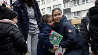 VIDÉO. En hommage à sa tante décédée le jour de Noël, Inès offre 300 cadeaux à des enfants de quartiers défavorisés