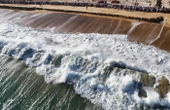 Deux Américaines de 20 et 21 ans meurent emportées par la marée alors qu’elles faisaient la sieste sur la plage de Santa Cruz