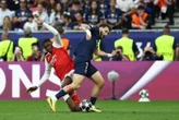 PSG-Arsenal : Mosquera aurait-il dû prendre un deuxième jaune pour sa faute sur Kvaratskhelia ?