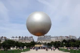 DIRECT VIDÉO. Emmanuel Macron visite le chantier de la vasque olympique avant son retour estival