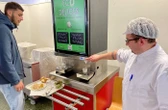 Le distributeur Eco délices chasse les pots en plastique des cantines