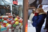 Un petit garçon grimpe dans une machine à pince pour attraper une peluche et reste coincé, les secours appelés à l’aide