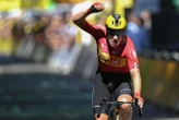 Tour de France : Jonas Abrahamsen remporte une 11e étape mouvementée, Tadej Pogacar victime d’une chute
