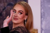 « Des contenus médiocres créés par des escrocs » : non, Adele n’a pas rendu hommage à Charlie Kirk dans une chanson