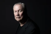 Bob Wilson, l’artiste qui a révolutionné le monde du théâtre et de l’opéra avec « Einstein on the Beach », est mort à 83 ans