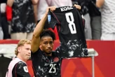 « Tout le monde est un peu secoué » : après la grave blessure d’Ismaël Koné contre le Qatar, les Canadiens ont multiplié les gestes hommages