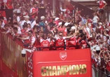 Pendant que le PSG célèbre la Ligue des champions, Arsenal parade dans Londres avec le trophée de Premier League