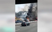 Les images impressionnantes d’un véhicule en feu sur l’autoroute A9 dans l’Hérault, la végétation touchée à proximité