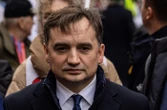 « Il ne disposait pas des documents valides » : les États-Unis accueillent un ex-ministre polonais en cavale, la Pologne fulmine