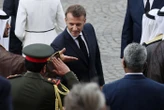 « Plus c’est gros, plus ça passe » : l’Élysée dément que des figurants ont été payés pour « acclamer » Macron le 14 juillet