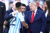 Donald Trump complètement ignoré par un défenseur de l’Argentine lors de la remise des médailles de la Coupe du monde
