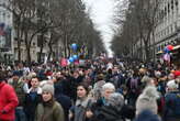 Paris : des milliers de manifestants réunis contre l’IVG, 50 ans après l’adoption de la loi Veil