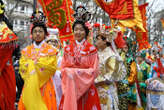 Pour le Nouvel an chinois, un défilé de costumes traditionnels sur les Champs-Élysées dimanche 2 février