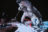 Elle tombe amoureuse d’un faux astronaute « en difficulté dans l’espace » : une octogénaire escroquée de 6 000 euros