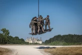 « Une expérience de dingue ! » : à Chambord, Julian Bugier et Cyril Féraud font équipe avec le GIGN pour le 14 Juillet
