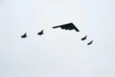 Bombardier furtif B-2, avions de chasse… la démonstration de force américaine dans le ciel de l’Alaska à l’arrivée de Vladimir Poutine
