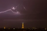 Orages à Paris : les images spectaculaires de la tour Eiffel foudroyée