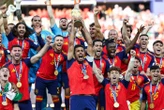 Rodri soulève le trophée, Trump sifflé, Messi dépité : les images de la remise de la Coupe du monde à l’Espagne