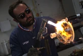 « La seule limite, c’est l’imagination » : à Caen, il fabrique des objets en verre sur-mesure pour aider la recherche