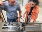 « Le tricot, c’est un peu comme le codage » : Amandine Fery restaure une vieille machine pour que le textile ait un futur à Romilly-sur-Seine