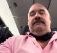 « Trop gros » pour son voisin sur un vol Delta Airlines, l’humoriste américain Guy Branum reçoit un violent coup de coude